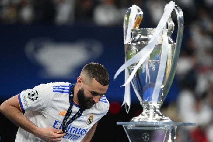 Karim Benzema merayakan kesuksesan Real Madrid menjuarai Liga Champions 2021-2022.