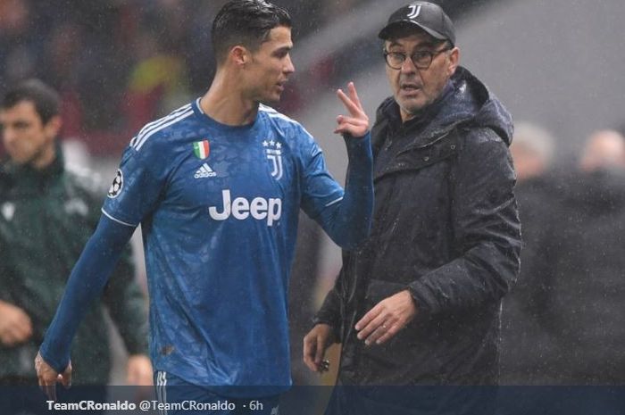 Megabintang Juventus, Cristiano Ronaldo, berbicara dengan pelatih Maurizio Sarri seusai diganti dalam suatu pertandingan.