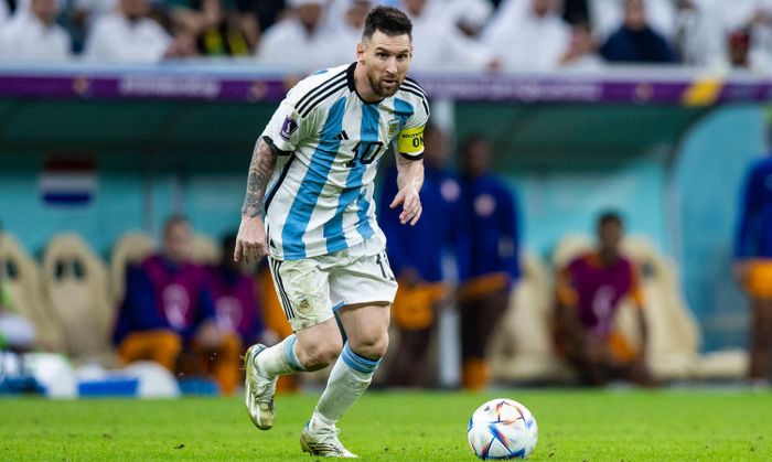 Kapten timnas Argentina merupakan pemain berdarah Italia, di mana ayahnya adalah keturunan Italia. Nenek moyangnya (bangsa Eropa) bermigrasi ke Argentina sejak abad ke-19.