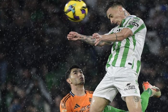 Antony (atas), tampil lebih bagus di Real Betis ketimbang selama berbaju Man United.
