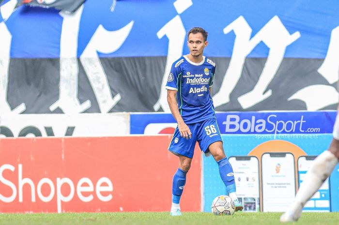 Bek sayap kiri Persib Bandung, Rezaldi Hehanussa, sedang menguasai bola dalam laga pekan ke-24 Liga 1 2022 di Stadion Pakansari, Bogor, Jawa Barat, 14 Februari 2023.