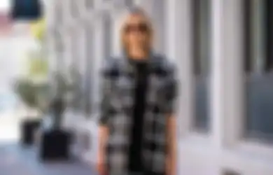 Gini 5 Cara Pakai Kemeja Flannel Biar Outfit Kelihatan Lebih Stylish
