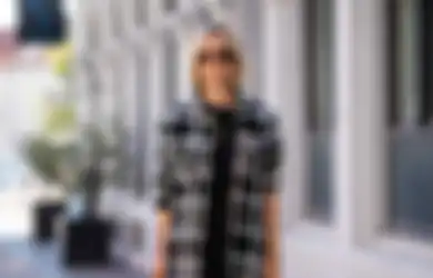 Gini 5 Cara Pakai Kemeja Flannel Biar Outfit Kelihatan Lebih Stylish