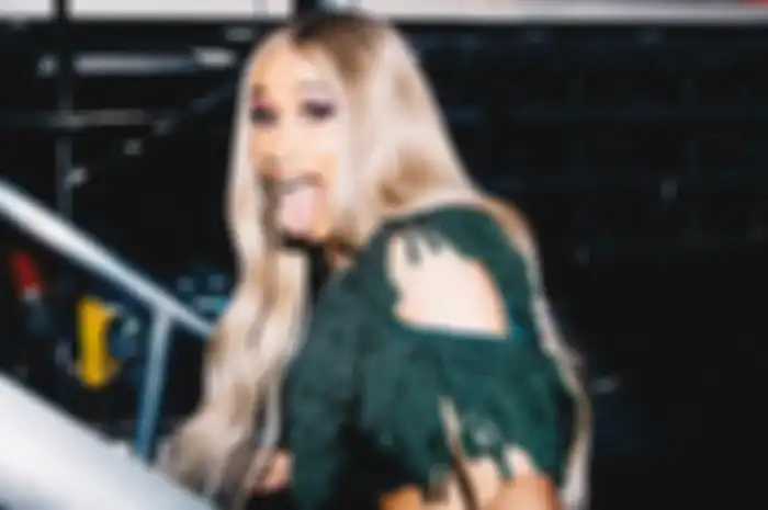 Diduga pukul fans pake micdi Wireless Fest, Cardi B bantah kalo doi berantem