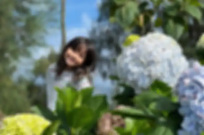 Gisel yang mengunggah foto Gempi berpose di taman bunga bikin penasaran netizen. Sayangnya, tak ada keterangan lokasinya. 