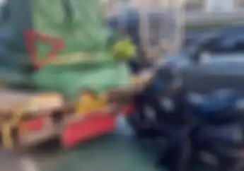 Yamaha XMAX Hantam Truk di Jakarta Selasa Pagi, Netizen Malah Bilang Begini