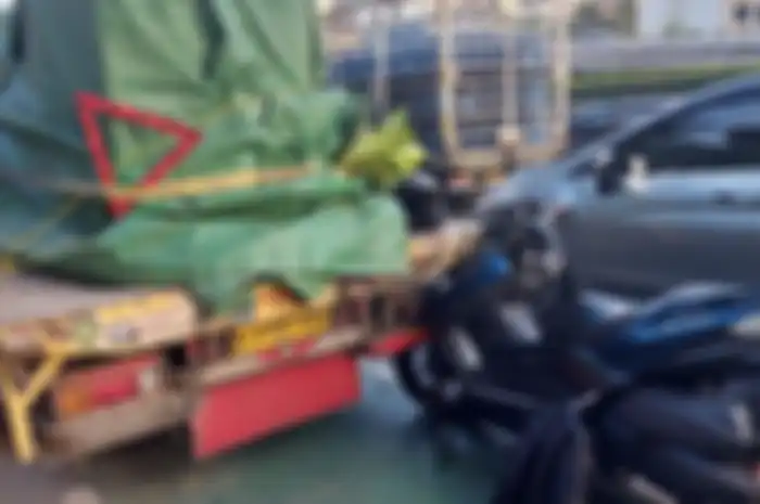 Kecelakaan antara Yamaha XMAX dan truk di Jakarta Selatan