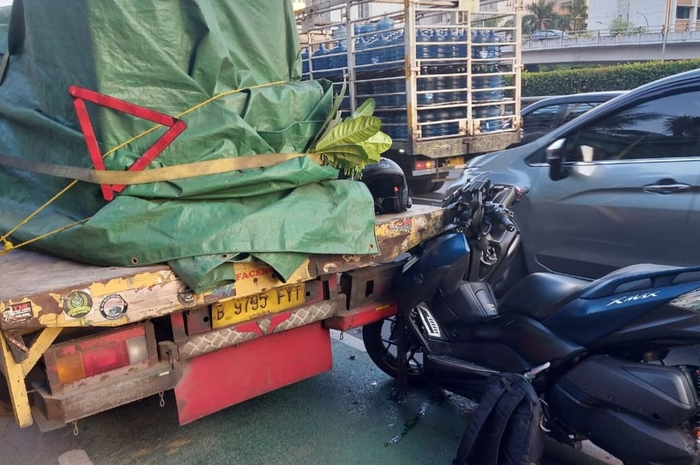 Kecelakaan antara Yamaha XMAX dan truk di Jakarta Selatan