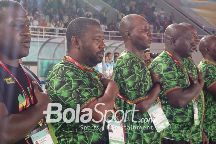 Official Timnas Mali U17,  saat menghadapi Maroko pada babak pertama 8 besar Piala Dunia U-17 2023 di Stadion Manahan, Surakarta, Sabtu (25/11/2023).