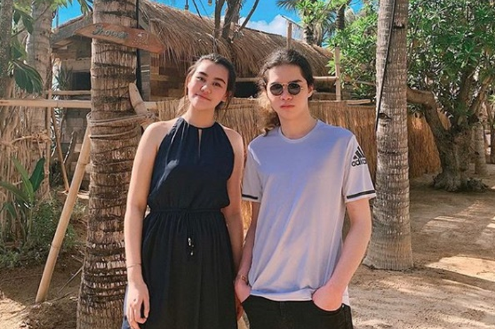 Aaliyah Massaid dan Dul Jaelani foto bareng, serasi banget, kan?