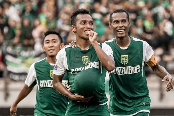 Winger Persebaya Surabaya, Irfan Jaya, saat merayakan gol yang dicetak ke gawang Persinga Ngawi pada babak 32 besar Piala Indonesia 2018.