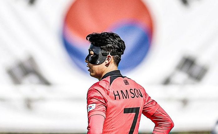 Son Heung Min dengan topeng pelindung bersama timnas Korea Selatan menjelang Piala Dunia 2022 di Qatar (16/11/2022). 
