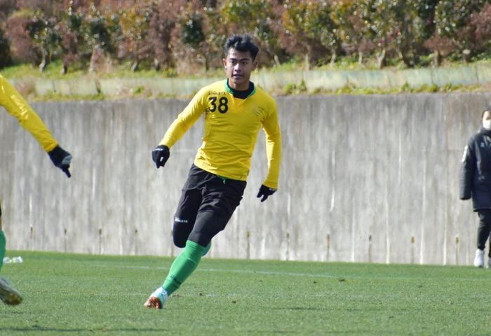 Pratama Arhan saat bermain dalam laga pramusim Tokyo Verdy melawan Shizuoka Sangyo University (21/1/2023).
