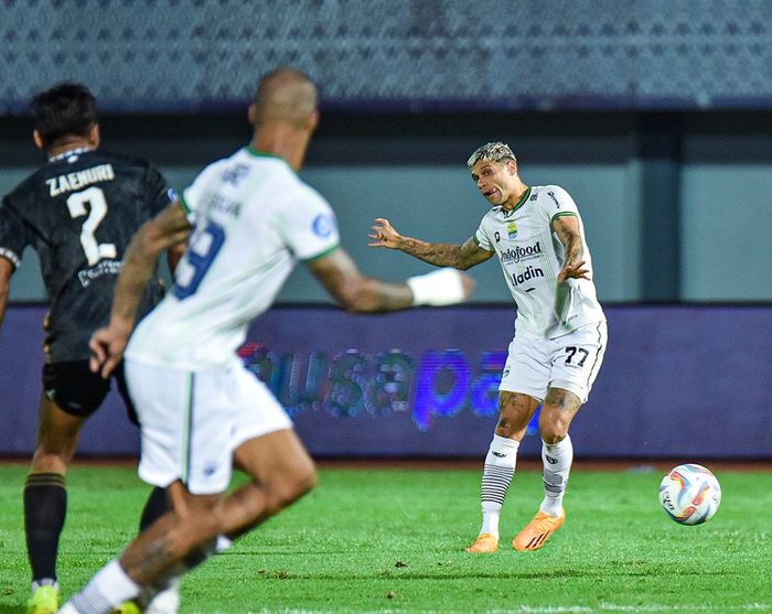 Aksi Ciro Alves saat memberikan umpan untuk David da Silva pada laga Persib Bandung Vs Dewa United di Liga 1 2023/2024.