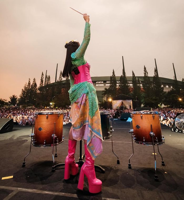Keseluruhan tampilan berkebaya Yura Yunita.