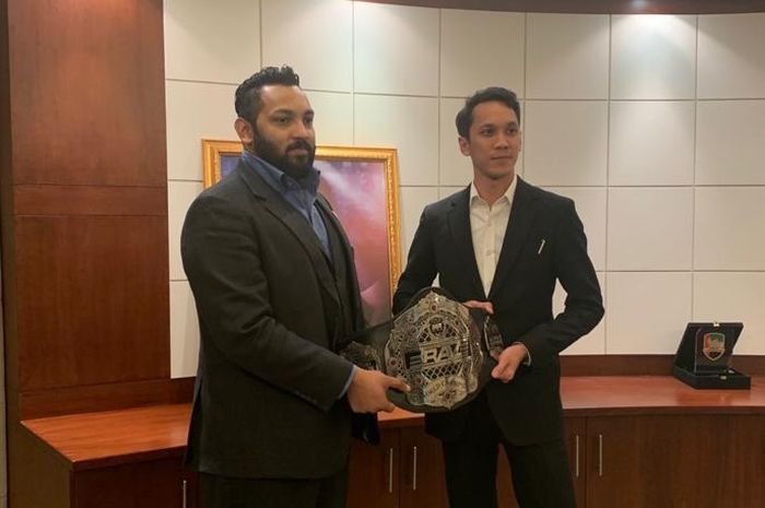 Dimaz Raditya Soesatyo (kanan) memegang sabuk Juara BRAVE Combat Federation bersama Presiden KHK MMA dan Brave Combat Federation Mohammed Shahid di Seef, Bahrain, Kamis (9/4/2020) malam waktu setempat.