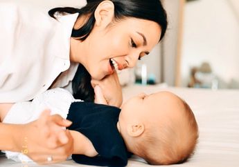 Sampai Saat Ini Wajah Sang Anak Masih Ditutupi, Kali Ini Raisa Bagikan Momen Masak Bersama Putri Cantiknya: Yang Penting Niatnya Ya!