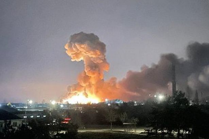 Pada 28 Februari, pasukan Rusia menyerang daerah pemukiman di kota Kharkiv dan beberapa ledakan keras terdengar di pusat ibukota Kiev.