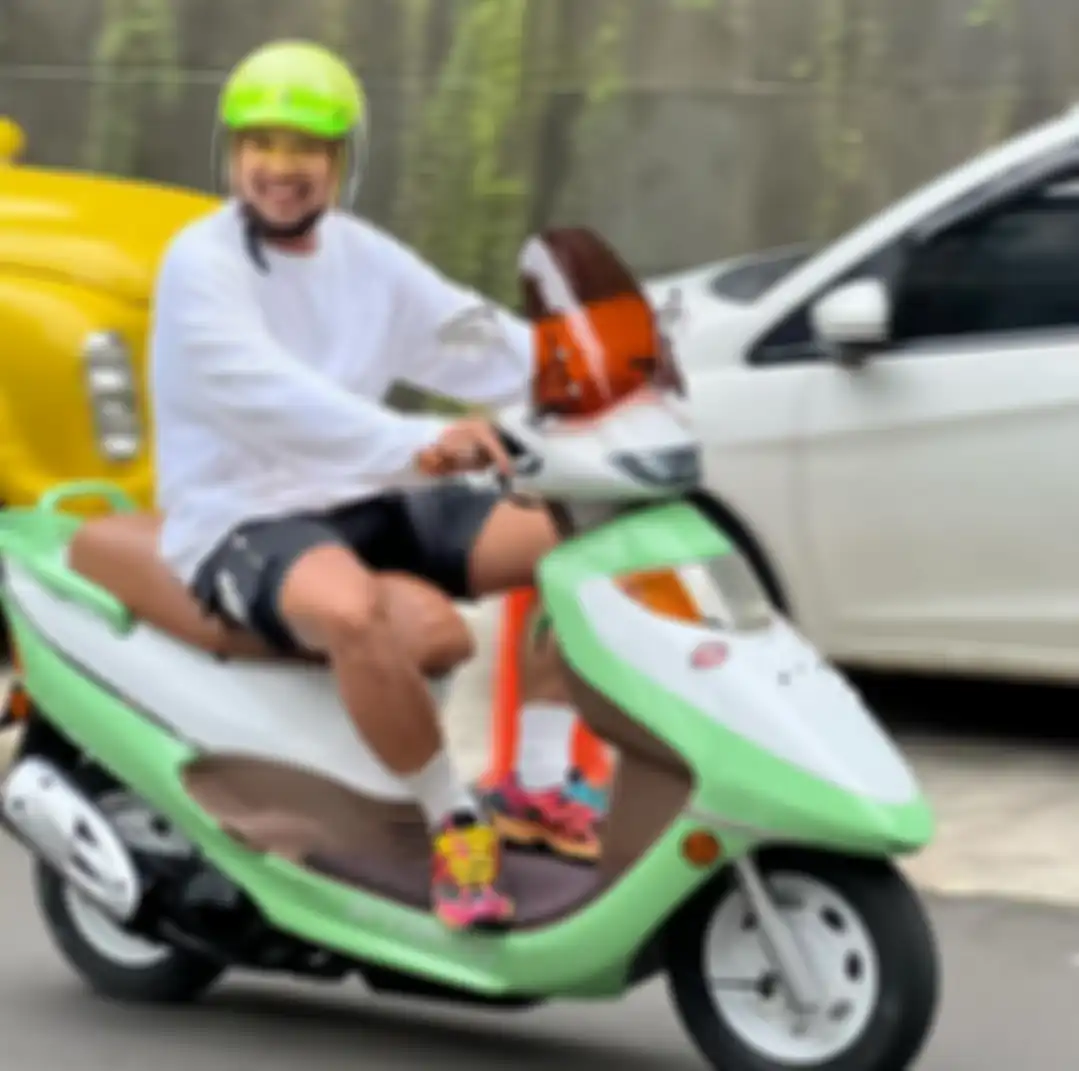 Cliff bersama modifikasi motor matic Kymco miliknya.