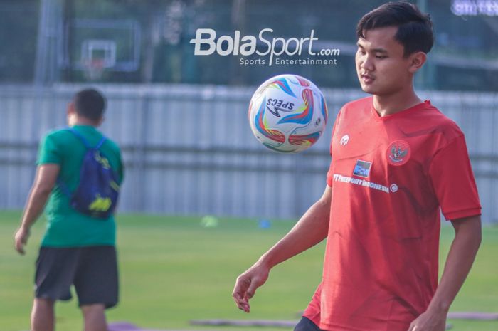 Komang Teguh Trisnanda (kiri) sedang menguasai bola dalam sesi latihan timnas U-23 Indonesia di Lapangan A, Senayan, Jakarta, Kamis (10/8/2023).