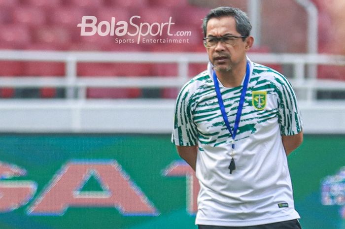 Pelatih Persebaya Surabaya, Aji Santoso (kiri), sedang memantau para pemainnya berlatih di Stadion Utama Gelora Bung Karno, Senayan, Jakarta, Sabtu (29/7/2023).