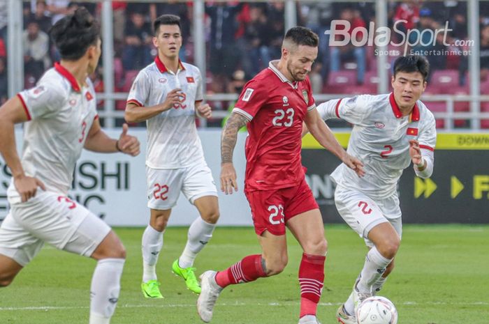 Gelandang naturalisasi timnas Indonesia, Marc Klok (kiri), sedang menguasai bola dan dibayangi pemain timnas Vietnam bernama Do Duy Manh (kanan) dalam laga leg pertama semifinal Piala AFF 2022 di Stadion Gelora Bung Karno, Senayan, Jakarta, 6 Januari 2023.