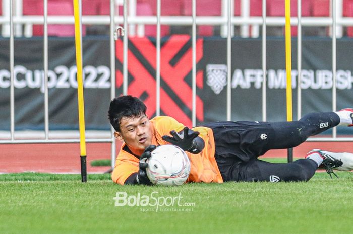 Kiper timnas Indonesia, Muhammad Riyandi, tampak sedang menangkap bola saat berlatih di Stadion Gelora Bung Karno, Senayan, Jakarta, 20 Desember 2022.