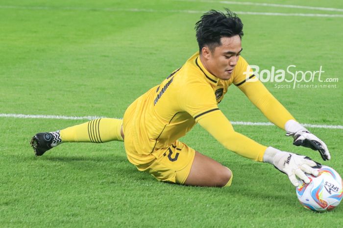 Kiper timnas Indonesia, Ernando Ari Sutaryadi, sedang menangkap bola saat berlaga di Stadion Utama Gelora Bung Karno, Senayan, Jakarta, Senin (19/6/2023) malam.