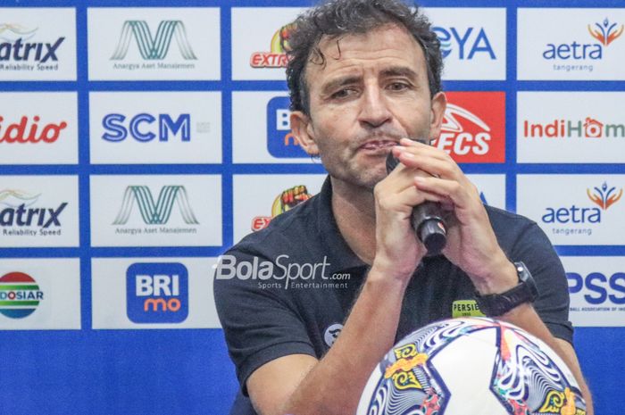 Pelatih Persib Bandung, Luis Milla, sedang memberikan keterangan kepada awak media setelah laga pekan ke-33 Liga 1 2022 di Stadion Indomilk Arena, Tangerang, Banten, Minggu (9/4/2023) malam.