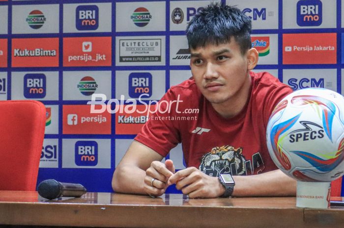 Pemain Persija Jakarta, Witan Sulaeman, saat hadir dalam sesi jumpa pers di Media Center Stadion Utama Gelora Bung Karno, Senayan, Jakarta, Minggu (30/7/2023).