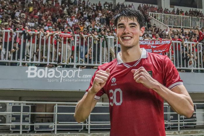 Bek timnas Indonesia, Elkan Baggott, nampak sumringah berpose dengan para suporter di Stadion Pakansari, Bogor, Jawa Barat, 27 September 2022.