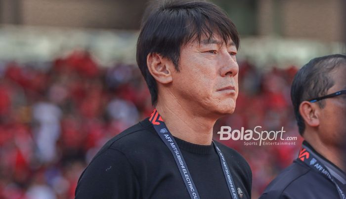 Pelatih timnas Indonesia, Shin Tae-yong, sedang memantau para pemainnya bertanding dalam laga leg pertama semifinal Piala AFF 2022 di Stadion Gelora Bung Karno, Senayan, Jakarta, 6 Januari 2023.