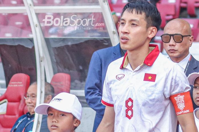 Kapten timnas Vietnam, Do Hung Dung, sedang memasuki lapangan bertanding dalam laga leg pertama semifinal Piala AFF 2022 di Stadion Gelora Bung Karno, Senayan, Jakarta, 6 Januari 2023.