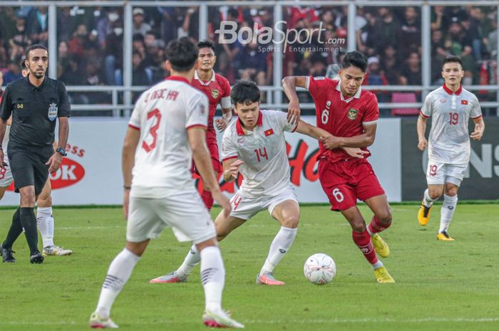 Gelandang timnas Indonesia, Marselino Ferdinan (kanan), sedang berebut bola dengan pemain timnas Vietnam bernama Nguyen Huang Duc (kiri) dalam laga leg pertama semifinal Piala AFF 2022 di Stadion Gelora Bung Karno, Senayan, Jakarta, 6 Januari 2023.