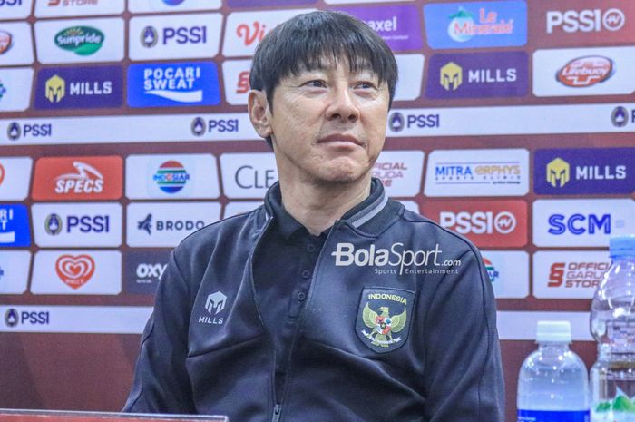 Senyum Shin Tae-yong saat konferensi pers jelang laga Indonesia vs Burundi, menandakan optimisme memenangi laga.