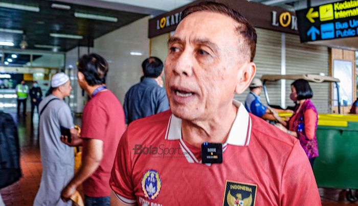 Ketua Umum PSSI, Mochamad Iriawan, sedang memberikan keterangan kepada awak media seusai tiba  di Bandara Soekarno Hatta, Tangerang, Banten, 27 Desember 2022.