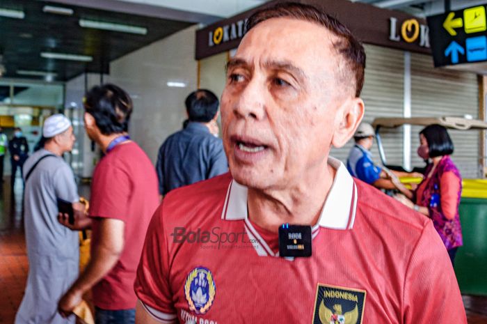 Ketua Umum PSSI, Mochamad Iriawan, sedang memberikan keterangan kepada awak media seusai tiba  di Bandara Soekarno Hatta, Tangerang, Banten, 27 Desember 2022.