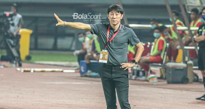 Pelatih timnas U-19 Indonesia, Shin Tae-yong, nampak sedang memberikan intruksi kepada para pemainnya ketika bertanding di Stadion Patriot Candrabhaga, Bekasi, Jawa Barat, 10 Juli 2022.
