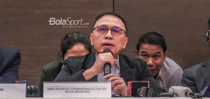 Ketua Umum PSSI, Mochamad Iriawan, sedang memberikan jumpa pers di Hotel Fairmont, Jakarta, 13 Oktober 2022.