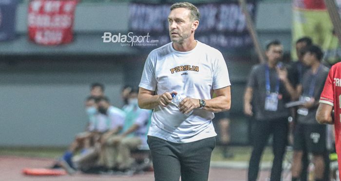 Pelatih Persija Jakarta, Thomas Doll, nampak memantau para pemainnya dalam laga pekan kedelapan Liga 1 2022 di Stadion Patriot Candrabhaga, Bekasi, Jawa Barat, 3 September 2022.