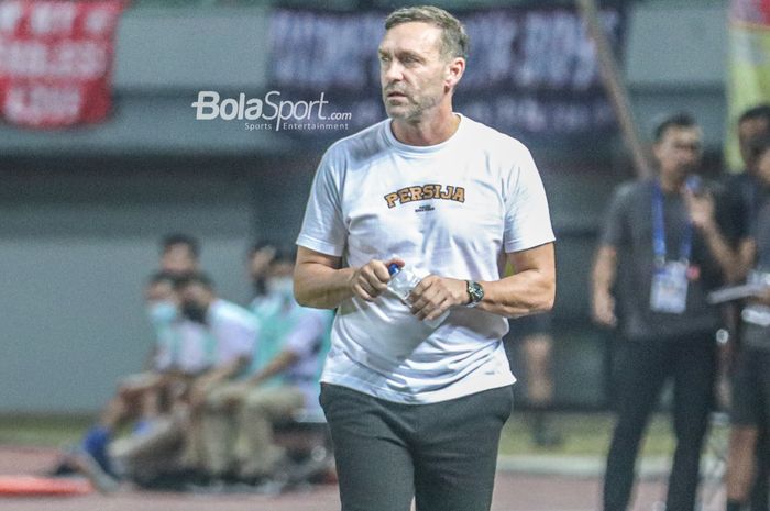 Pelatih Persija Jakarta, Thomas Doll, nampak memantau para pemainnya dalam laga pekan kedelapan Liga 1 2022 di Stadion Patriot Candrabhaga, Bekasi, Jawa Barat, 3 September 2022.