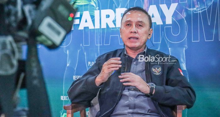 Ketua Umum PSSI, Mochamad Iriawan, saat sedang melakukan wawancara di Menara Mandiri 2, Senayan, Jakarta, 11 Juli 2022.