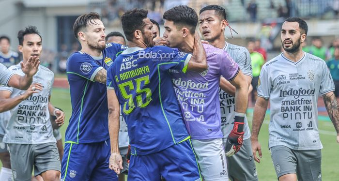Kiper Bali United, Nadeo Argawinata (kanan), sempat terlibat perselisihan dengan gelandang Persib Bandung bernama Ricky Kambuaya (kiri) dalam laga pekan kenam Liga 1 2022 di Stadion Gelora Bandung Lautan Api, Bandung, Jawa Barat, 23 Agustus 2022.