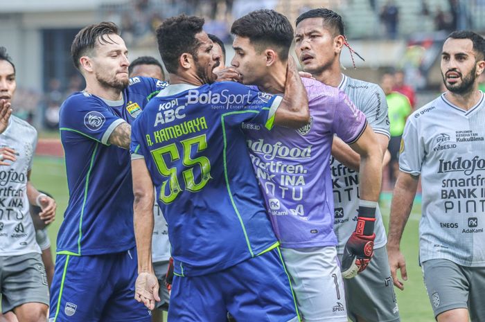 Kiper Bali United, Nadeo Argawinata (kanan), sempat terlibat perselisihan dengan gelandang Persib Bandung bernama Ricky Kambuaya (kiri) dalam laga pekan kenam Liga 1 2022 di Stadion Gelora Bandung Lautan Api, Bandung, Jawa Barat, 23 Agustus 2022.