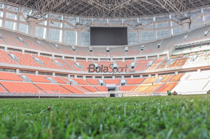 Rumput Stadion JIS yang diklaim tak sesuai standar FIFA dengan segala masalah di dalamnya.