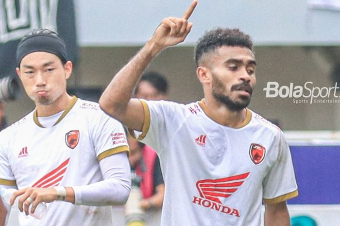 Bek sayap kiri PSM Makassar, Yance Sayuri (kanan), sedang melakukan selebrasi seusai mencetak gol dalam laga pekan ke-24 Liga 1 2022 di Stadion Pakansari, Bogor, Jawa Barat, Selasa (14/2/2023).