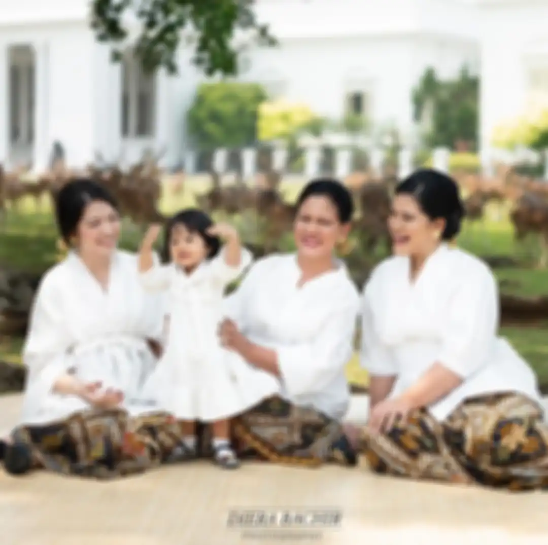 Sedah Mirah kenakan sepatu dari brand Gucci saat pemotretan keluarga bersama Iriana Jokowi, Selvi Ananda, dan sang ibu, Kahiyang Ayu