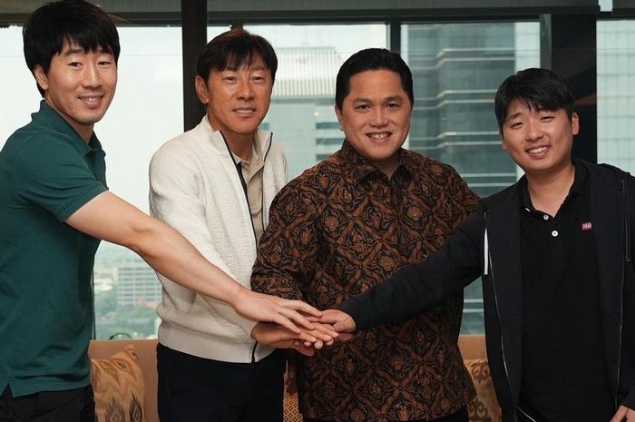 Pertemuan antara Ketua Umum PSSI, Erick Thohir (tengah kanan) dan Pelatih Timnas Indonesia, Shin Tae-yong (tengah kiri)