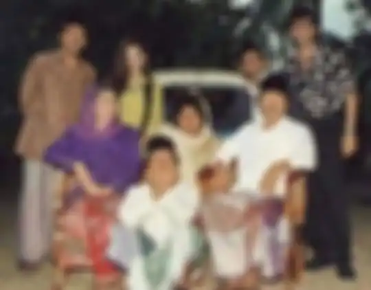 Foto jenazah bintang sinteron Si Doel bikin trenyuh. Selain sahabatnya, juga terlihat antusiasme warga sekitar yang ingin melayat ke rumah duka. 