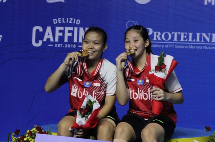 Pasangan ganda putri Indonesia, Siti Fadia Silva Ranadhanti/Ribka Sugiarto, berpose setelah memenangi Indonesia Masters 2019 Super 100 di GOR Ken Arok, Malang, Minggu (6/10/2019).